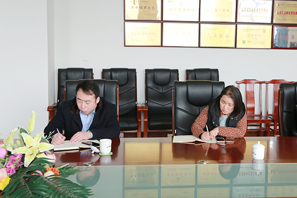 On the morning of January 28th, Kingsoft Cloud Shandong General Manager Qiao Tao visited China Coal Group to provide professional training on Kingsoft Cloud products. China Coal Group Executive Vice President Li Zhenbo, Group Deputy General Manager Fan Peigong, Technology Company General Manager Lu Haiyong, Information Company General Manager Wei Ran, Tourism Company Header Zhang Yanli participate in training.