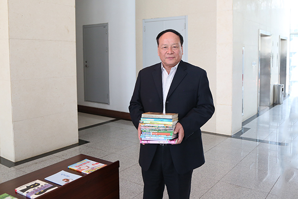 Group Hold A Donation Book Ceremony To Yingjisha County School