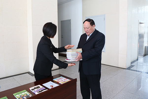 Group Hold A Donation Book Ceremony To Yingjisha County School