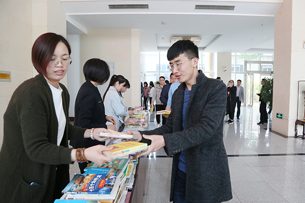 Group Hold A Donation Book Ceremony To Yingjisha County School