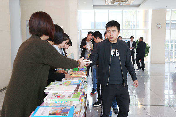 Group Hold A Donation Book Ceremony To Yingjisha County School