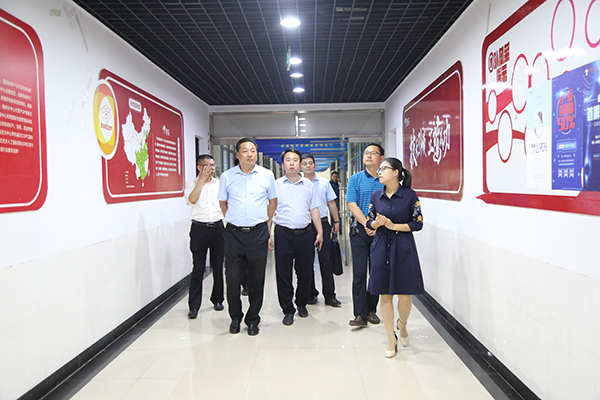 On the afternoon of May 31, the awarding ceremony for the cooperation between China Coal Group and Jining City technicians was held in Jining City Technician College. He Yonghong, Party Secretary of Jining Technician College, Wen Hanjun, Dean of Jining Technician College, and Wang Zhimin, Party Committee Member of Jining Technician College Chen Jianjun, director of the Information Technology Department of Jining Technician College, Yan Yunbo, director of the Enterprise Cooperation Department of Jining Technician College, and Yang Zhaozhu, deputy director of the Information Department of Jining Technician College attended the ceremony of awarding the school-enterprise cooperation. Han Yong, general manager of China Coal Group, and executive vice president of the group Manager Fan Peigong, Feng Yuyang, the head of the Group's Human Resources Department, and Liu Wei, head of the Jining City Industrial and Commercial Training School of China Coal Group, attended the delegation on behalf of the group.